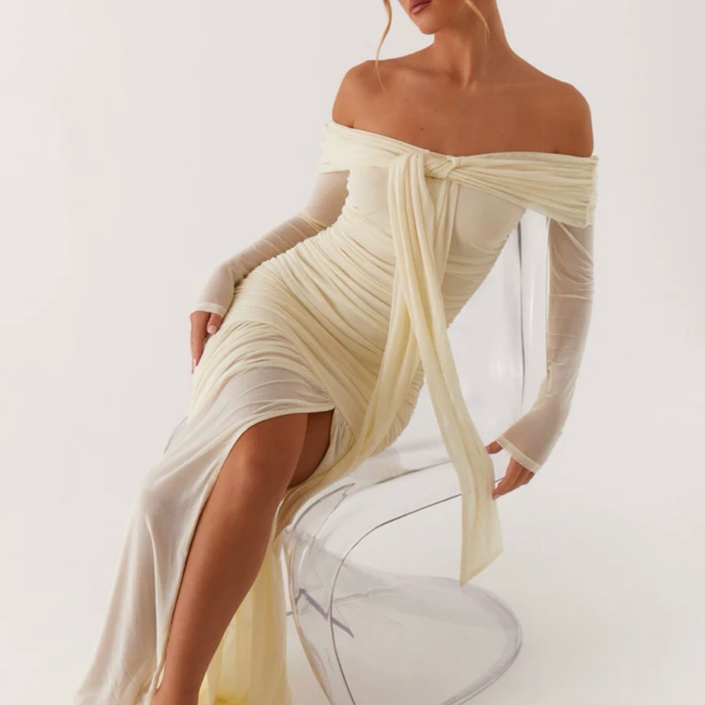 Peppermayo Exclusive Ginny Maxi Dress features an off-shoulder Sz 14 NWT - Picture 4 of 8